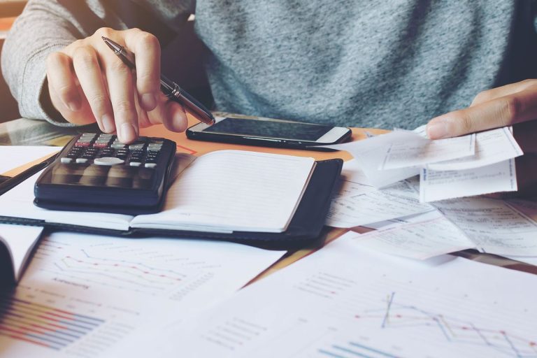 Como economizar mensalmente: dicas práticas para guardar dinheiro todo mês