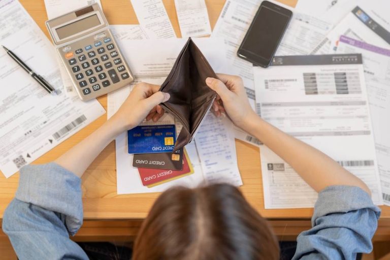 Como sair das dívidas: guia prático para recuperar sua vida financeira