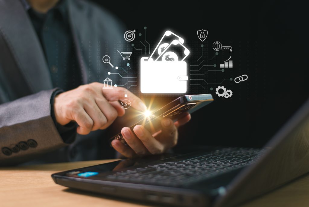 Homem usando celular com ícones digitais de carteira e dinheiro, simbolizando tecnologia financeira e como diversificar a carteira de investimentos.