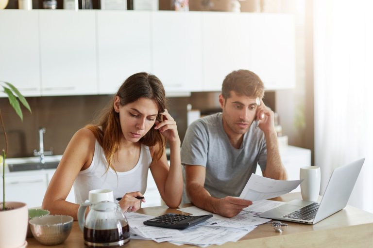 Como sair do vermelho de forma definitiva: passo a passo para recuperar sua vida financeira