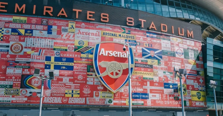 Arsenal mira 16 anos de explosão de talento – e pode ser a próxima Odegaard