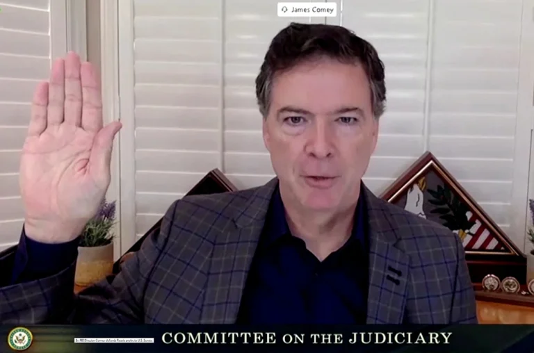 James Comey acusado pelo Departamento de Justiça de ameaçar Trump