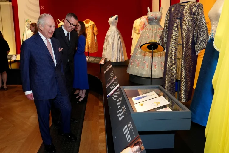 Rei Charles homenageia Elizabeth II hoje no centenário