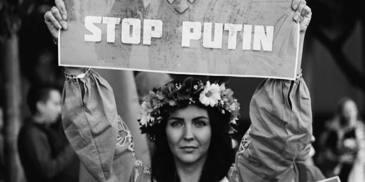 Rússia em Revolta: Apoio a Putin Colapssa e Buscas por Emigração Explodem