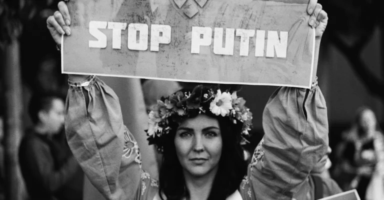 Rússia em Revolta: Apoio a Putin Colapssa e Buscas por Emigração Explodem