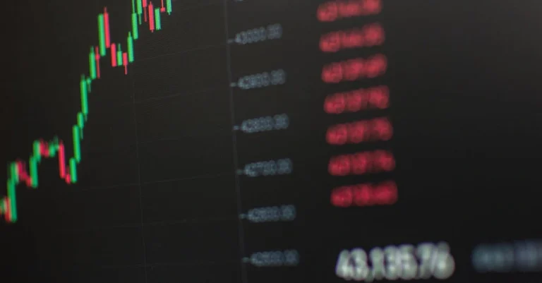 Ibovespa dispara agora com dólar em baixa e petróleo em queda
