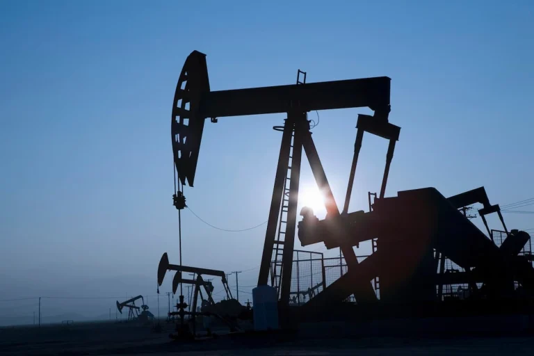 Petroleo cai US$ 10 abaixo de US$ 100 hoje com acordo EUA e Irã e implicações na economia