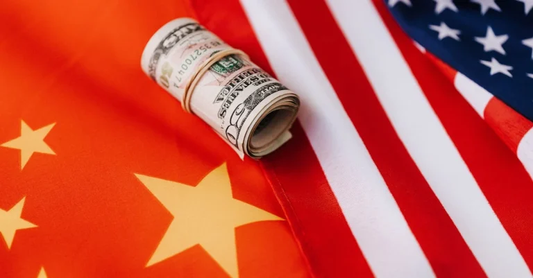 China mantém embargo de chips avançados, Estados Unidos recicam exportações