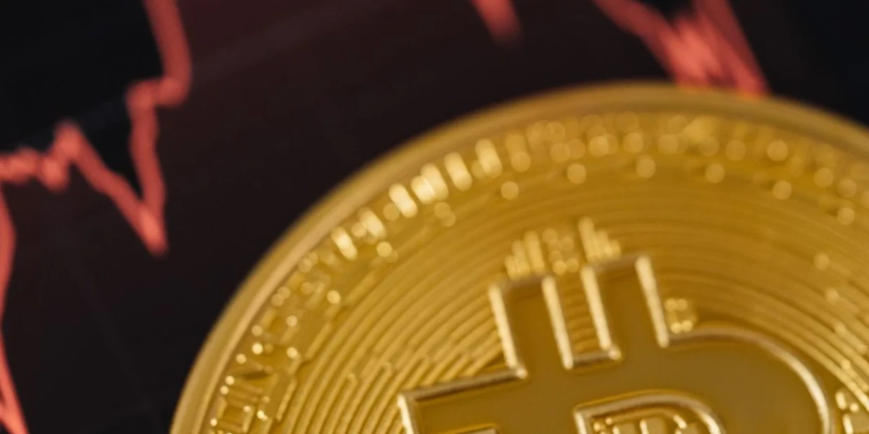 Bitcoin cai 2,3% e atinge menor nível desde fevereiro com disputa por liquidez em IPOs bilionários hoje
